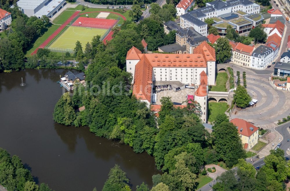 Freiberg aus der Vogelperspektive: Gebäude und Parkanlagen des Schloss Freudenstein in Freiberg im Bundesland Sachsen