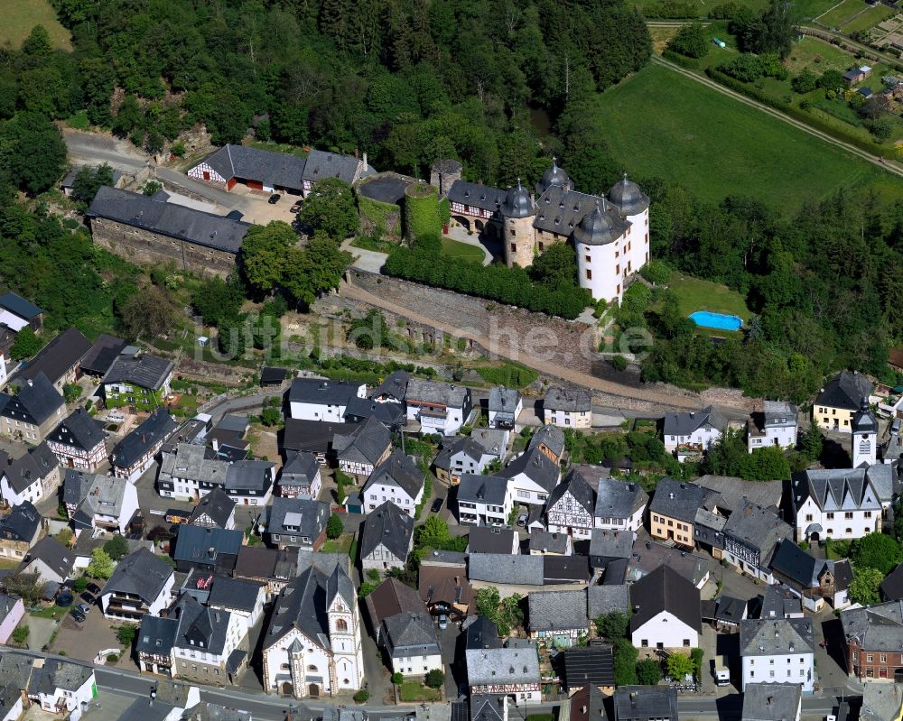 Gemünden von oben - Gebäude und Parkanlagen des Schloß Gemünden in Gemünden im Bundesland Rheinland-Pfalz