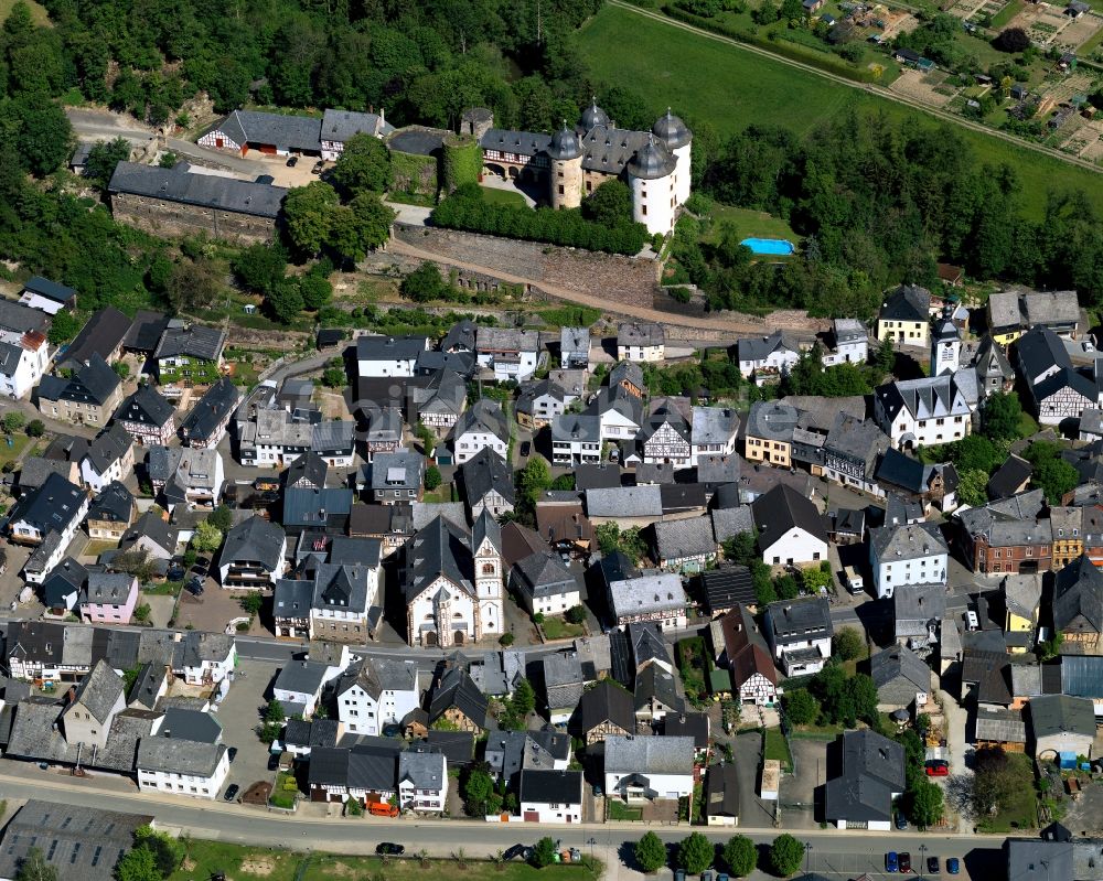 Gemünden aus der Vogelperspektive: Gebäude und Parkanlagen des Schloß Gemünden in Gemünden im Bundesland Rheinland-Pfalz