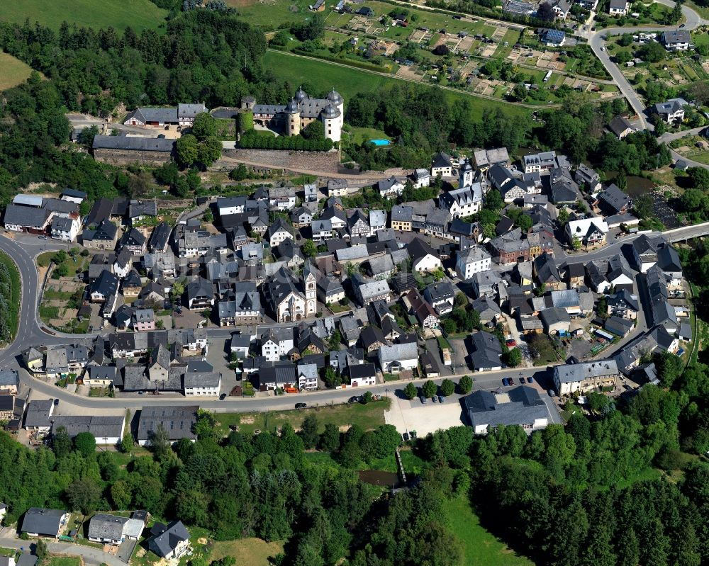 Gemünden aus der Vogelperspektive: Gebäude und Parkanlagen des Schloß Gemünden in Gemünden im Bundesland Rheinland-Pfalz