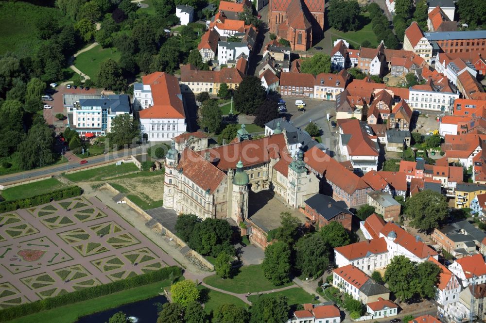 Luftbild Güstrow - Gebäude und Parkanlagen des Schloß Güstrow in Güstrow im Bundesland Mecklenburg-Vorpommern