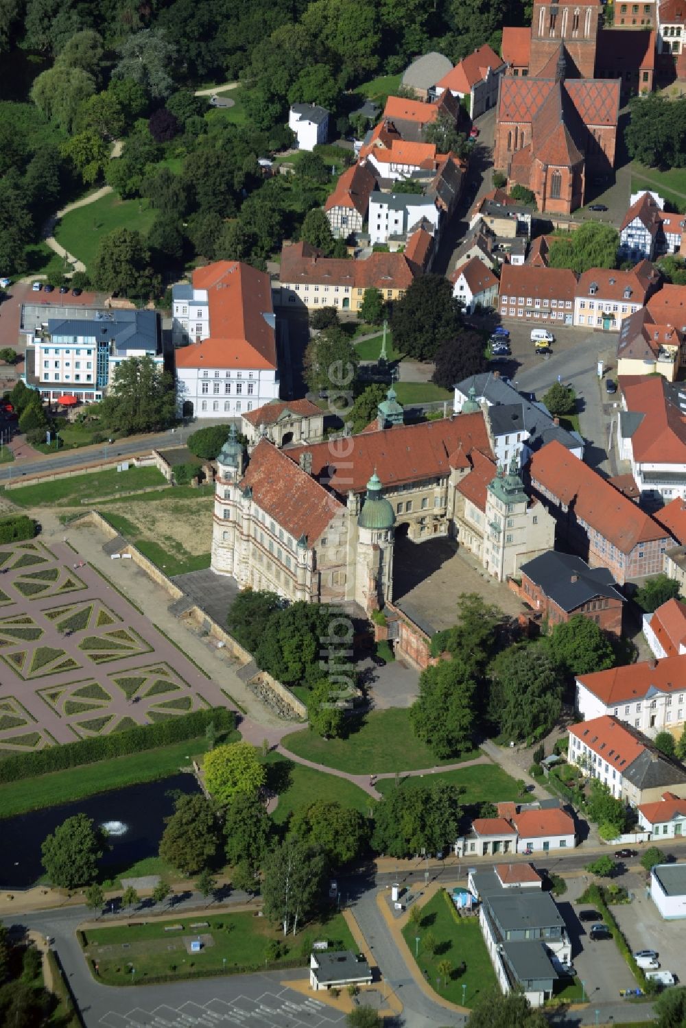 Luftaufnahme Güstrow - Gebäude und Parkanlagen des Schloß Güstrow in Güstrow im Bundesland Mecklenburg-Vorpommern