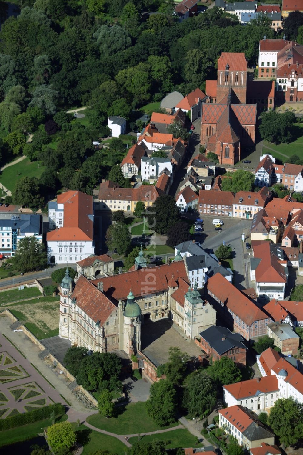 Güstrow von oben - Gebäude und Parkanlagen des Schloß Güstrow in Güstrow im Bundesland Mecklenburg-Vorpommern