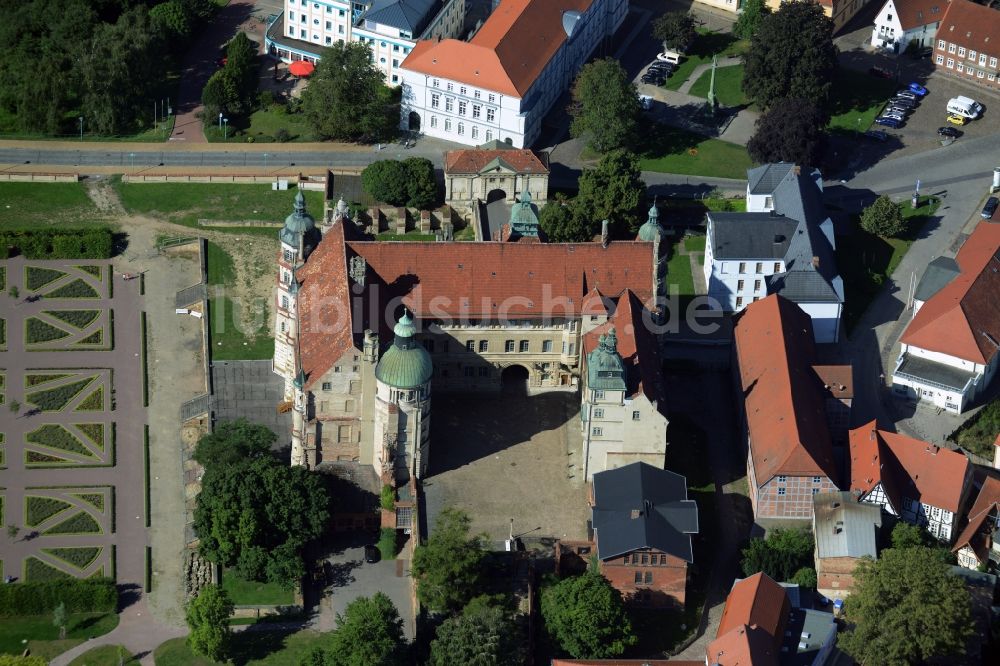 Luftbild Güstrow - Gebäude und Parkanlagen des Schloß Güstrow in Güstrow im Bundesland Mecklenburg-Vorpommern