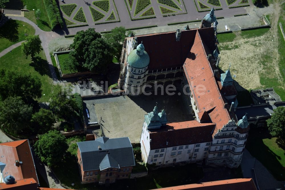 Güstrow von oben - Gebäude und Parkanlagen des Schloß Güstrow in Güstrow im Bundesland Mecklenburg-Vorpommern