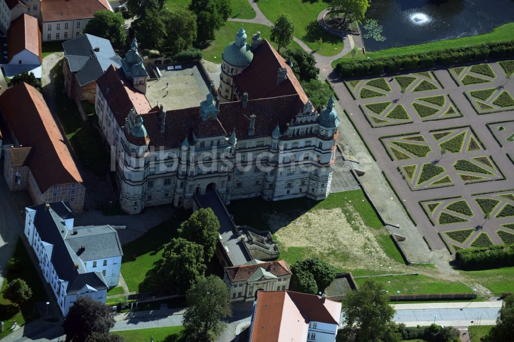 Güstrow von oben - Gebäude und Parkanlagen des Schloß Güstrow in Güstrow im Bundesland Mecklenburg-Vorpommern