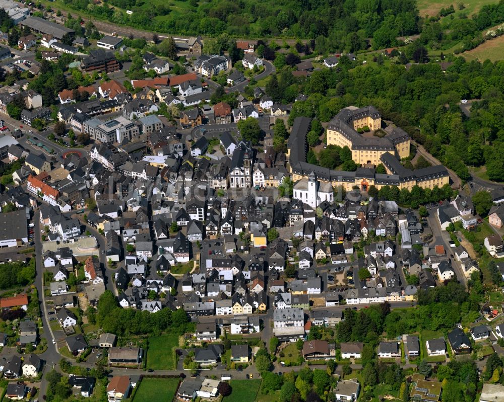 Hachenburg von oben - Gebäude und Parkanlagen des Schloß Hachenburg in Hachenburg im Bundesland Rheinland-Pfalz