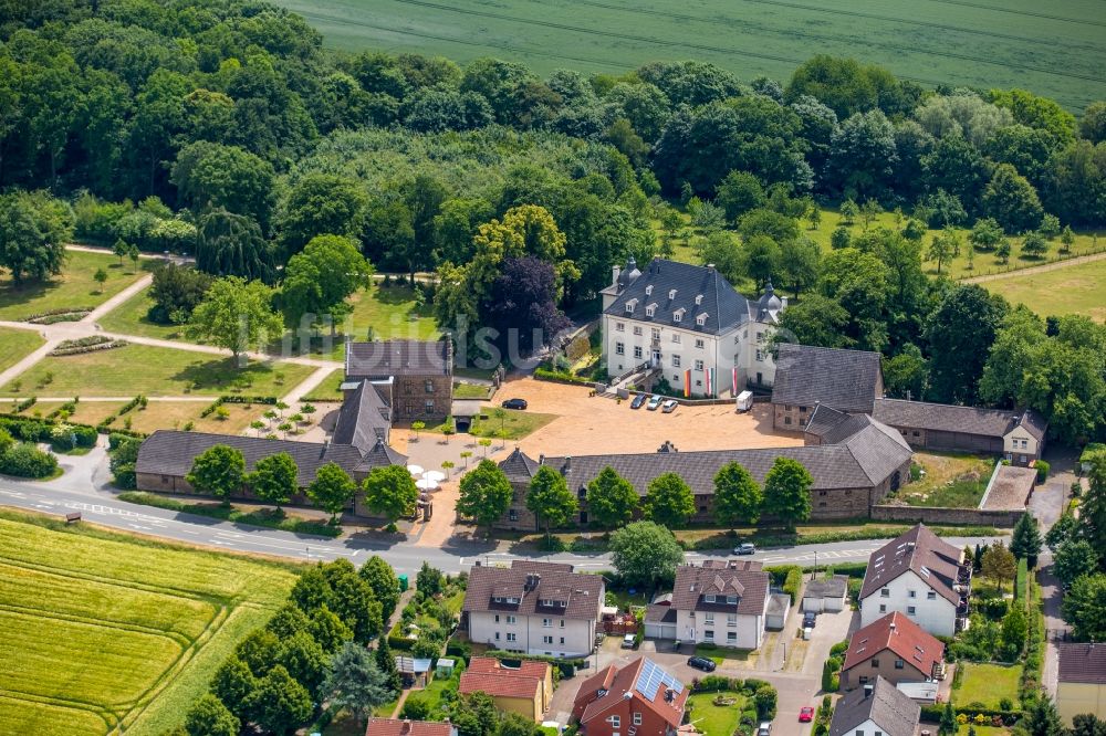 Luftaufnahme Holzwickede - Gebäude und Parkanlagen des Schloß Haus Opherdicke mit Landschaftspark in Holzwickede im Bundesland Nordrhein-Westfalen