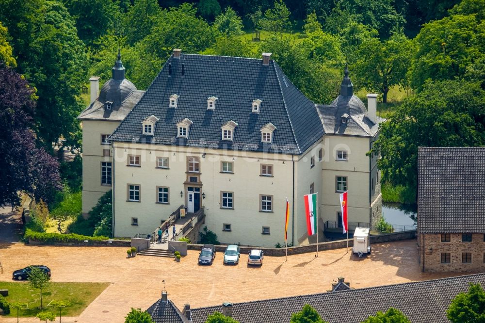 Holzwickede von oben - Gebäude und Parkanlagen des Schloß Haus Opherdicke mit Landschaftspark in Holzwickede im Bundesland Nordrhein-Westfalen