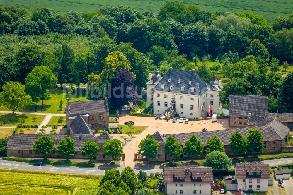 Holzwickede aus der Vogelperspektive: Gebäude und Parkanlagen des Schloß Haus Opherdicke mit Landschaftspark in Holzwickede im Bundesland Nordrhein-Westfalen