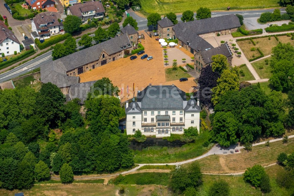 Luftbild Holzwickede - Gebäude und Parkanlagen des Schloß Haus Opherdicke mit Landschaftspark in Holzwickede im Bundesland Nordrhein-Westfalen