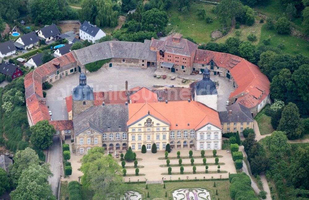 Haldensleben aus der Vogelperspektive: Gebäude und Parkanlagen des Schloß Hundisburg in Haldensleben im Bundesland Sachsen-Anhalt