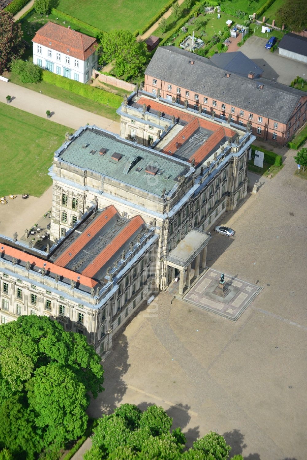 Ludwigslust aus der Vogelperspektive: Gebäude und Parkanlagen des Schloß in Ludwigslust im Bundesland Mecklenburg-Vorpommern