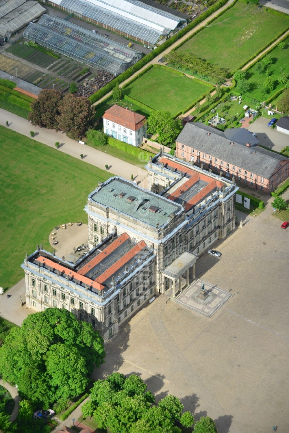 Luftbild Ludwigslust - Gebäude und Parkanlagen des Schloß in Ludwigslust im Bundesland Mecklenburg-Vorpommern