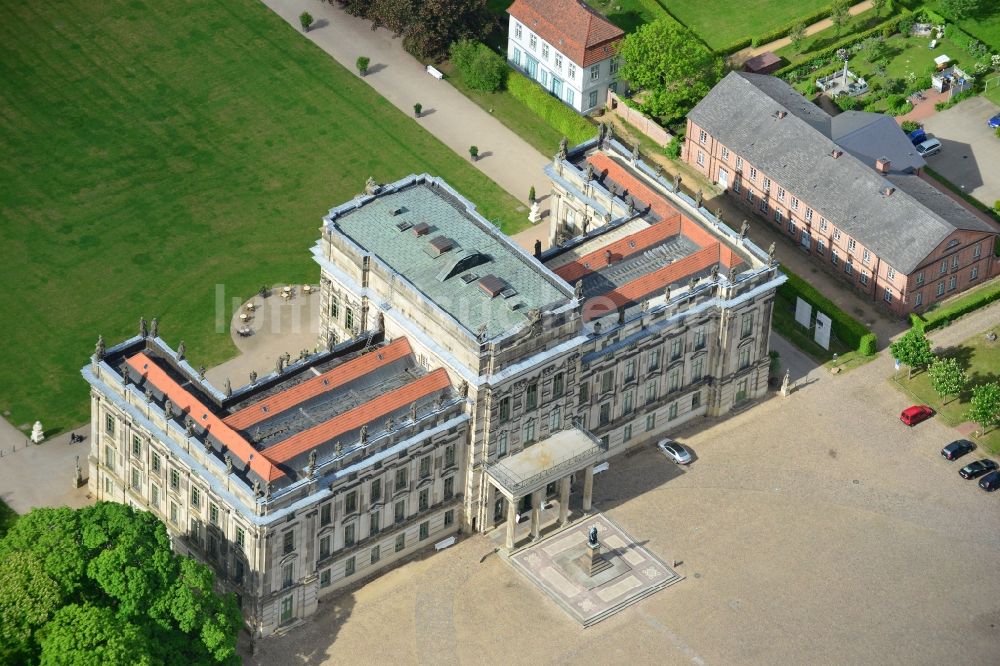 Luftaufnahme Ludwigslust - Gebäude und Parkanlagen des Schloß in Ludwigslust im Bundesland Mecklenburg-Vorpommern