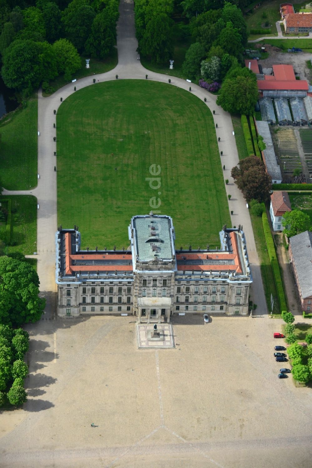 Ludwigslust von oben - Gebäude und Parkanlagen des Schloß in Ludwigslust im Bundesland Mecklenburg-Vorpommern