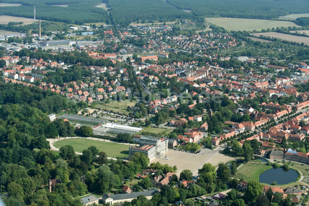 Ludwigslust aus der Vogelperspektive: Gebäude und Parkanlagen des Schloß in Ludwigslust im Bundesland Mecklenburg-Vorpommern