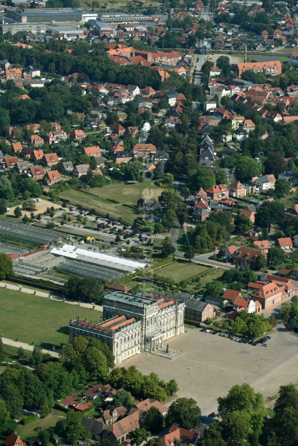 Ludwigslust von oben - Gebäude und Parkanlagen des Schloß in Ludwigslust im Bundesland Mecklenburg-Vorpommern