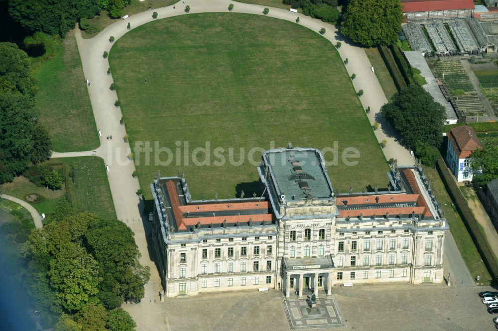 Luftaufnahme Ludwigslust - Gebäude und Parkanlagen des Schloß in Ludwigslust im Bundesland Mecklenburg-Vorpommern