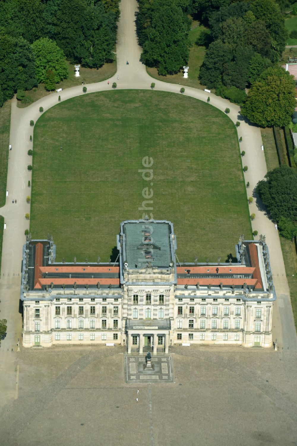 Ludwigslust von oben - Gebäude und Parkanlagen des Schloß in Ludwigslust im Bundesland Mecklenburg-Vorpommern