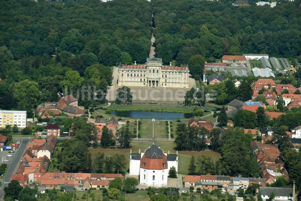 Ludwigslust aus der Vogelperspektive: Gebäude und Parkanlagen des Schloß in Ludwigslust im Bundesland Mecklenburg-Vorpommern