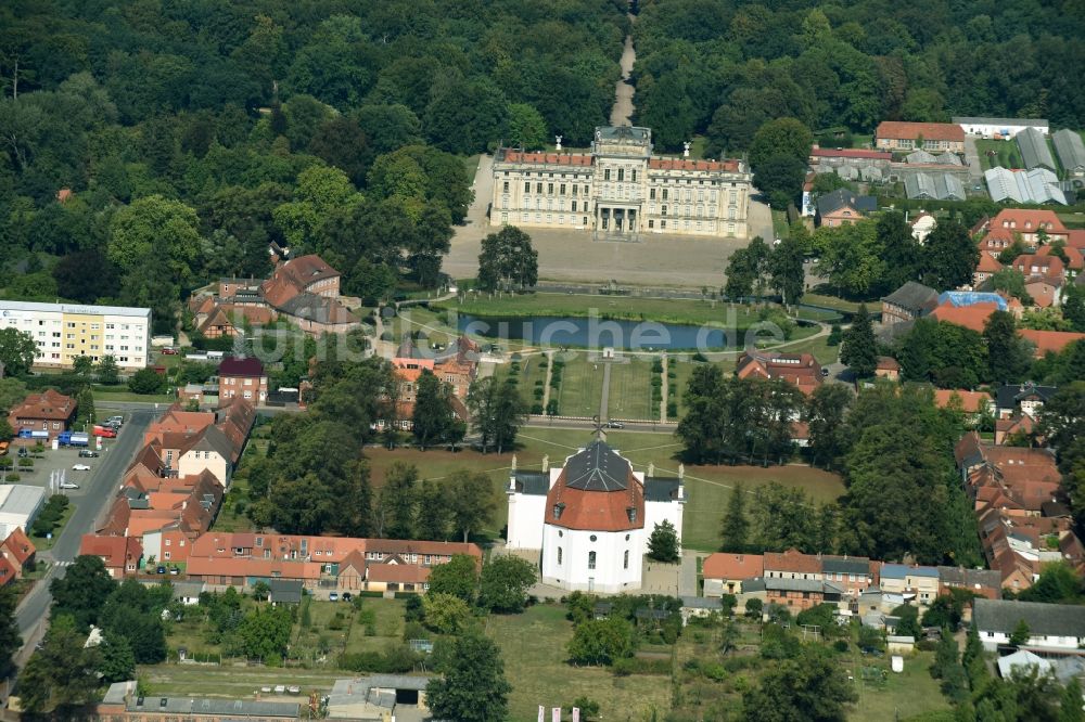 Luftbild Ludwigslust - Gebäude und Parkanlagen des Schloß in Ludwigslust im Bundesland Mecklenburg-Vorpommern