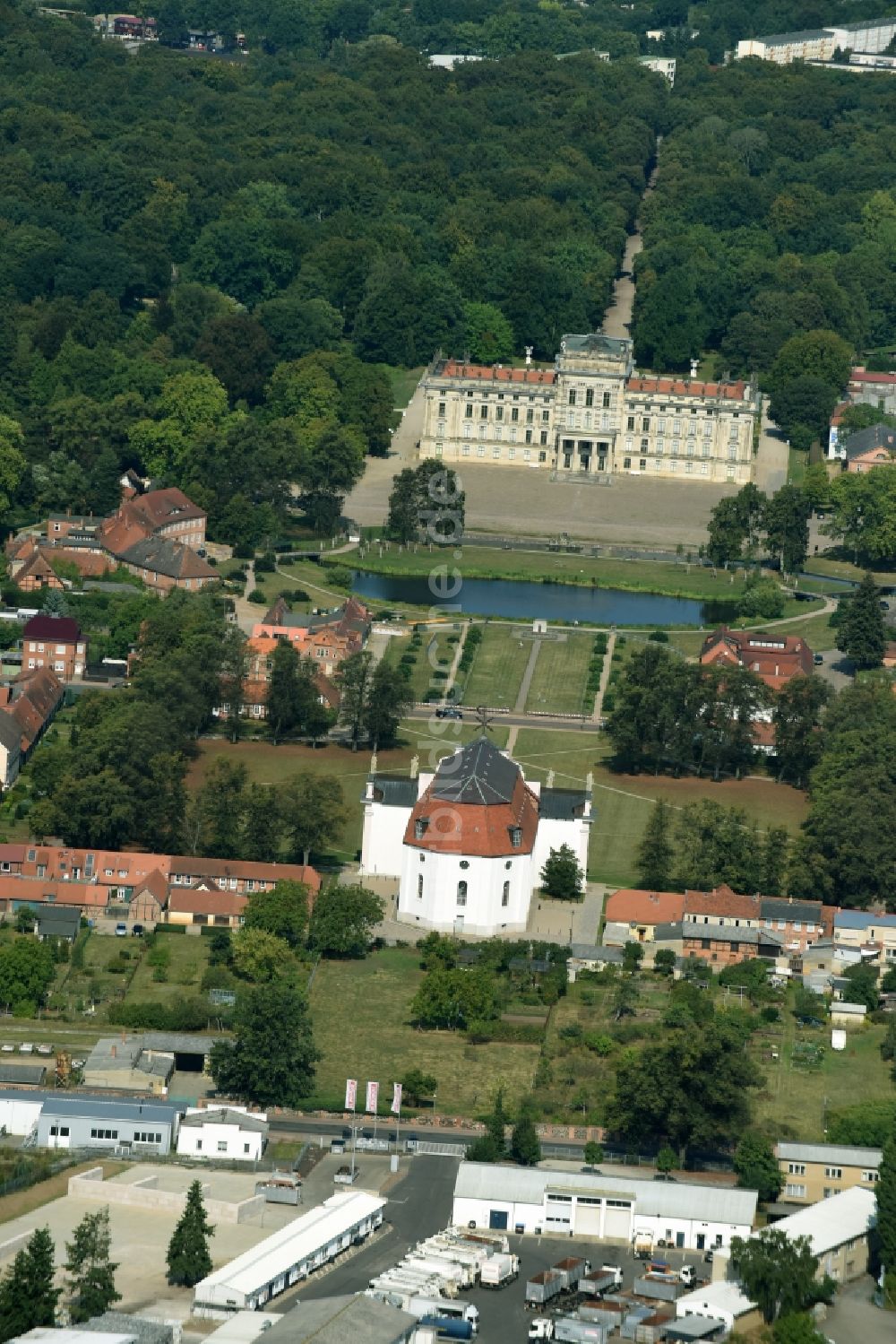 Luftaufnahme Ludwigslust - Gebäude und Parkanlagen des Schloß in Ludwigslust im Bundesland Mecklenburg-Vorpommern