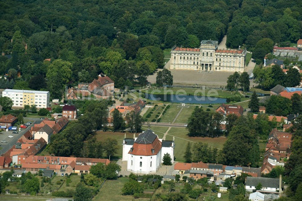 Ludwigslust von oben - Gebäude und Parkanlagen des Schloß in Ludwigslust im Bundesland Mecklenburg-Vorpommern