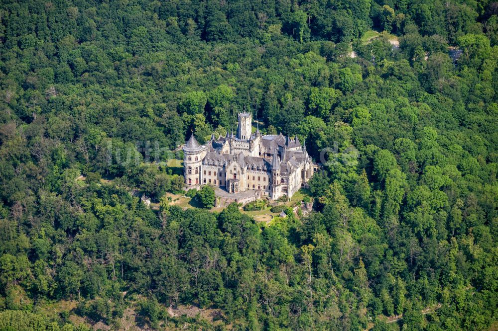 Pattensen von oben - Gebäude und Parkanlagen des Schloß Marienburg in Pattensen im Bundesland Niedersachsen