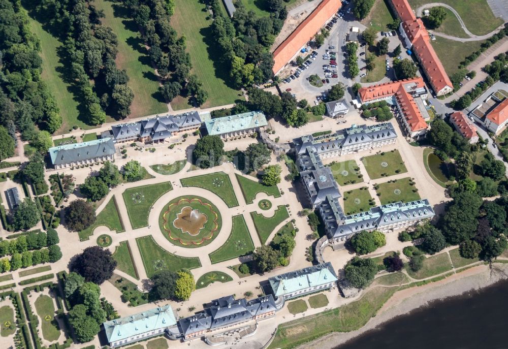 Dresden aus der Vogelperspektive: Gebäude und Parkanlagen des Schloß Pillnitz in Dresden im Bundesland Sachsen