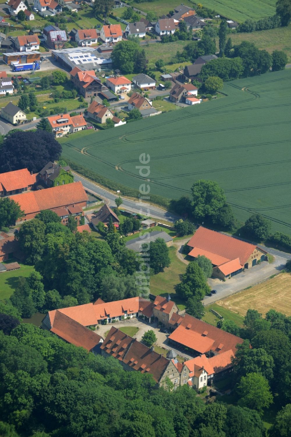 Apelern von oben - Gebäude und Parkanlagen des Schloß Schloss von Münchhausen in Apelern im Bundesland Niedersachsen