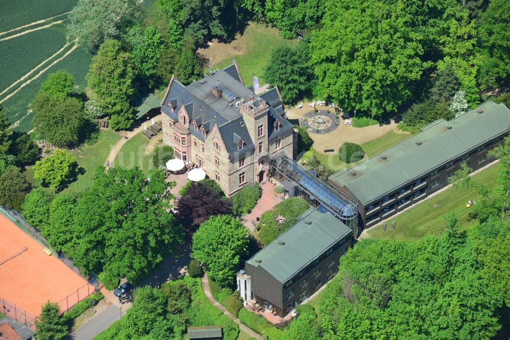 Luftaufnahme Kelkheim (Taunus) - Gebäude und Parkanlagen des Schloß - Schlosshotel Rettershof in Kelkheim (Taunus) im Bundesland Hessen