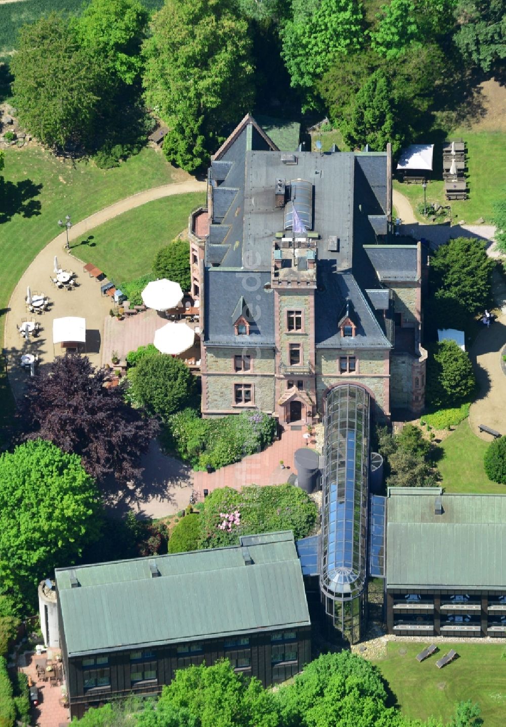 Kelkheim (Taunus) aus der Vogelperspektive: Gebäude und Parkanlagen des Schloß - Schlosshotel Rettershof in Kelkheim (Taunus) im Bundesland Hessen