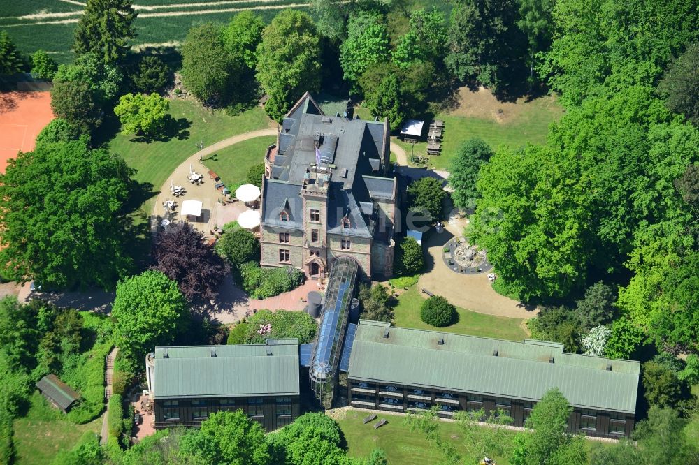 Luftbild Kelkheim (Taunus) - Gebäude und Parkanlagen des Schloß - Schlosshotel Rettershof in Kelkheim (Taunus) im Bundesland Hessen