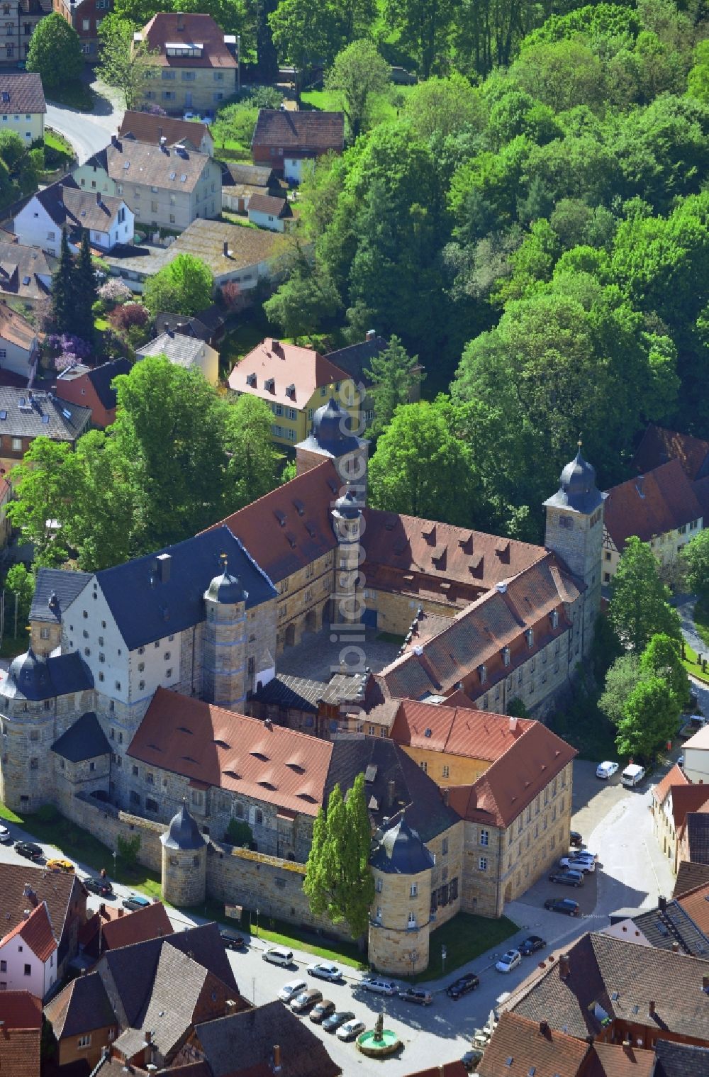 Thurnau von oben - Gebäude und Parkanlagen des Schloß in Thurnau im Bundesland Bayern