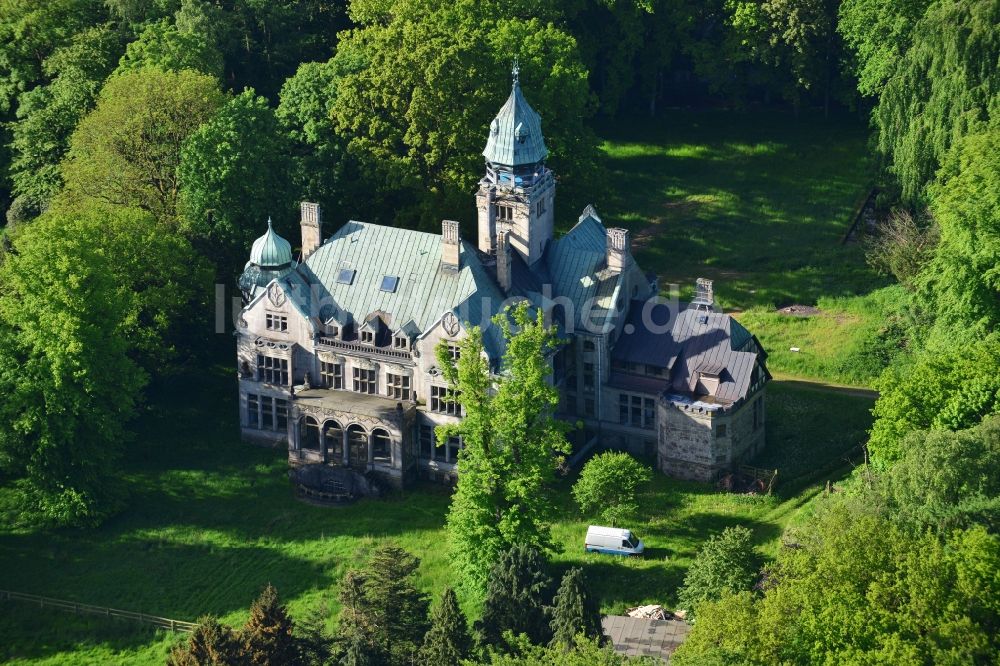 Grabau von oben - Gebäude und Parkanlagen des schloßartigen Herrenhaus- Villa Grabau in Grabau im Bundesland Schleswig-Holstein