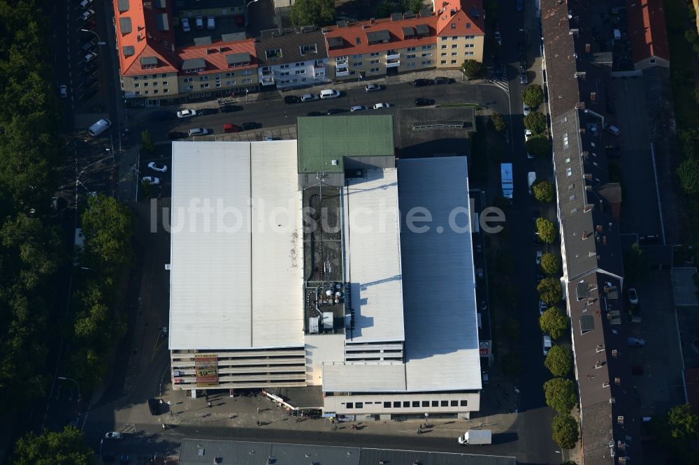 Braunschweig aus der Vogelperspektive: Gebäude und Parkhaus des Einkaufszentrums an der Neue Güldenklinke in Braunschweig im Bundesland Niedersachsen