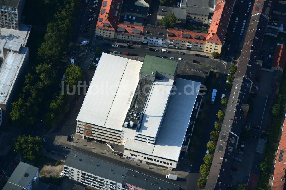 Luftaufnahme Braunschweig - Gebäude und Parkhaus des Einkaufszentrums an der Neue Güldenklinke in Braunschweig im Bundesland Niedersachsen