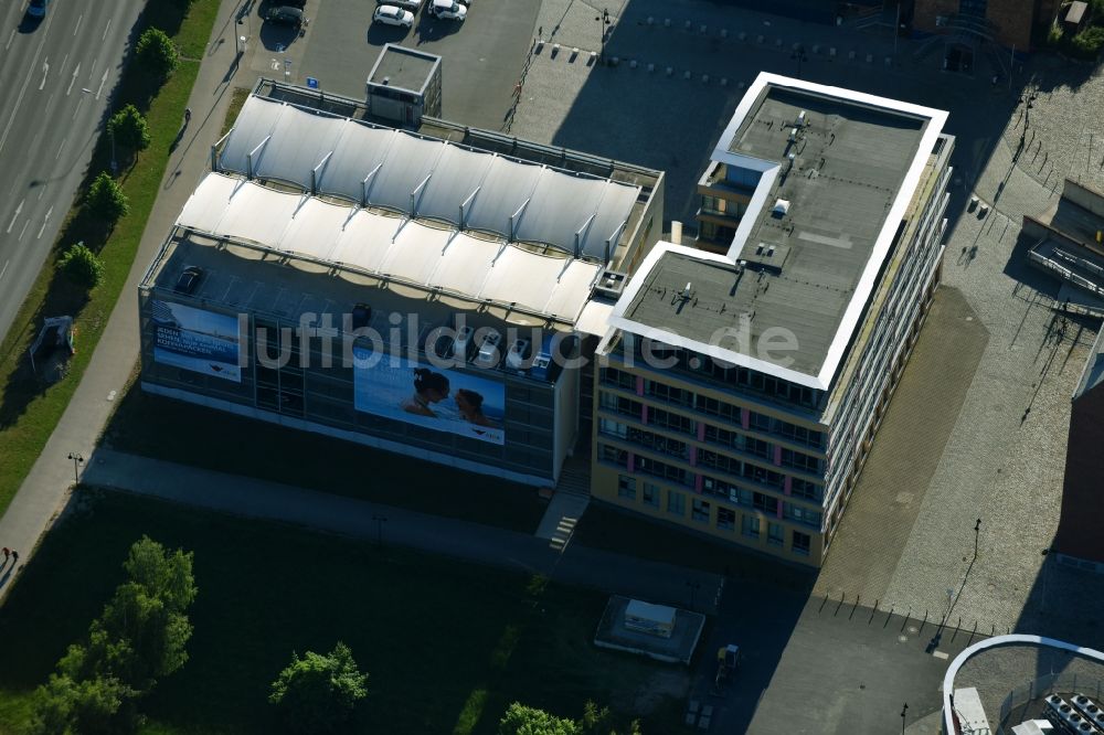 Luftaufnahme Rostock - Gebäude des Parkhauses am Stadthafen in Rostock im Bundesland Mecklenburg-Vorpommern, Deutschland