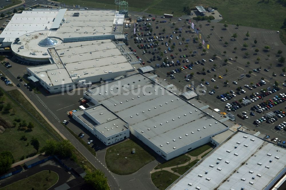 Luftaufnahme Riesa - Gebäude und Parkplatz des Einkaufszentrum Riesapark in Riesa im Bundesland Sachsen