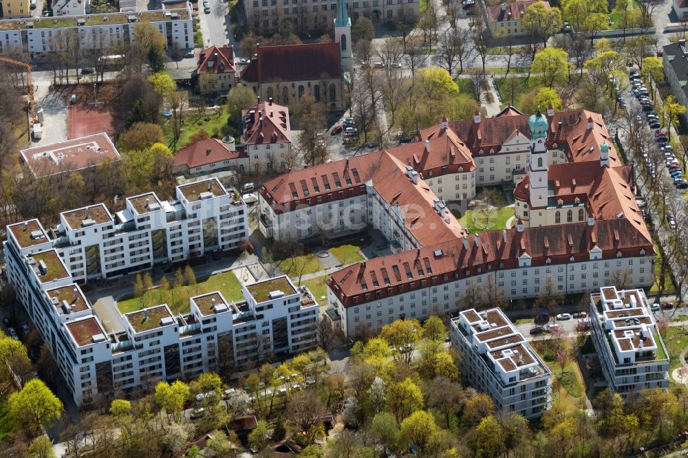 München von oben - Gebäude des Pflegesheimes Haus Heilig Geist, Münchenstift im Ortsteil Neuhausen-Nymphenburg in München im Bundesland Bayern, Deutschland