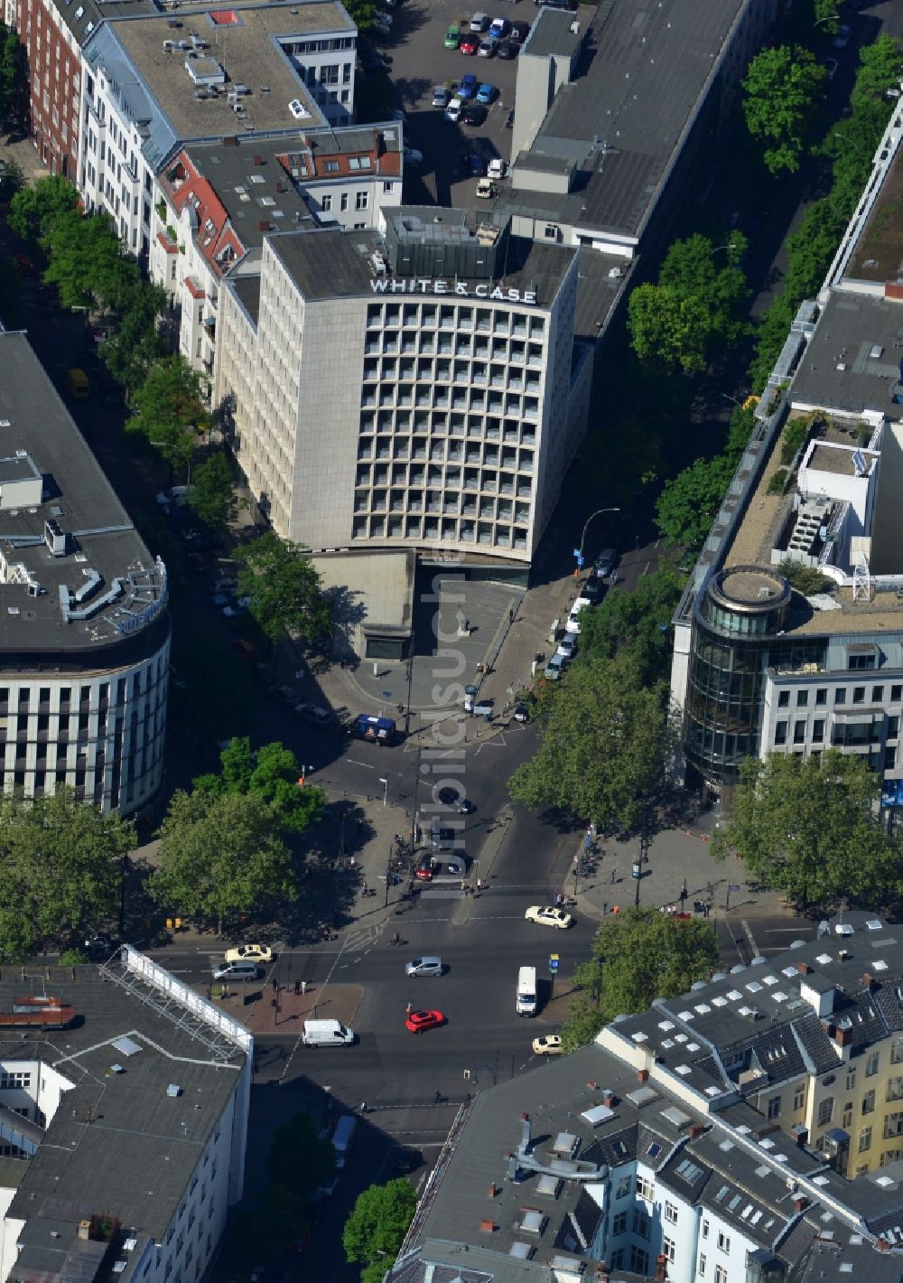 Luftaufnahme Berlin - Gebäude am Platz an der Kreuzung Uhlandstraße - Kurfürstendamm im Stadtteil Charlottenburg in Berlin