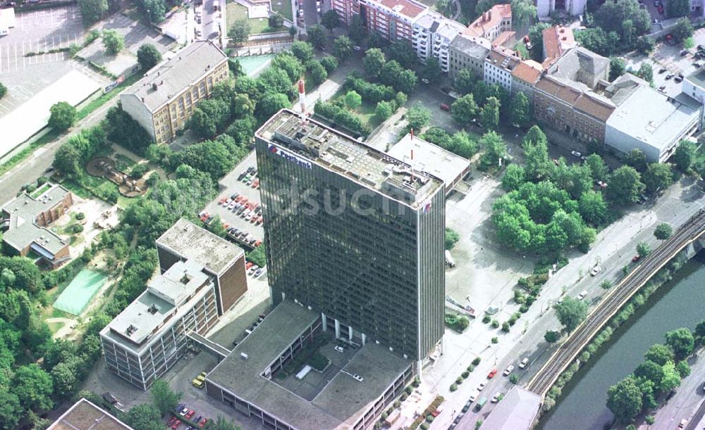 Berlin-Kreuzberg von oben - Gebäude der Postbank am Halleschen Ufer in Berlin-Kreuzberg.