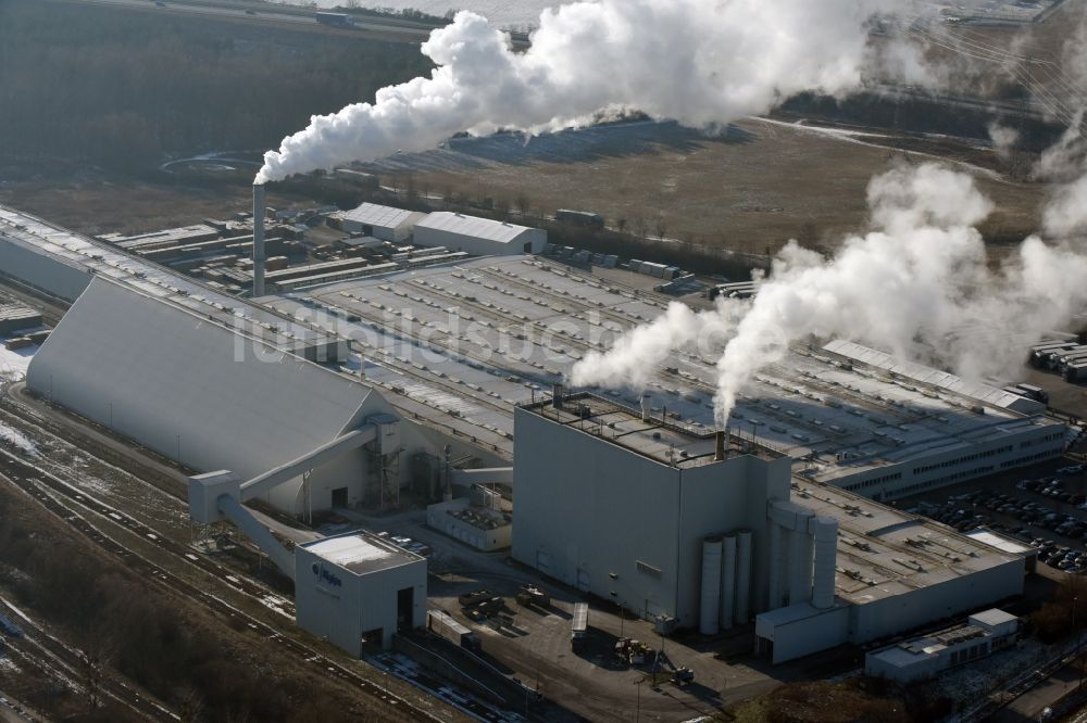 Brieselang von oben - Gebäude und Produktionshallen auf dem Werksgelände der RIGIPS GmbH in Brieselang im Bundesland Brandenburg