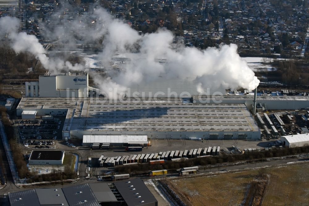 Luftaufnahme Brieselang - Gebäude und Produktionshallen auf dem Werksgelände der RIGIPS GmbH in Brieselang im Bundesland Brandenburg