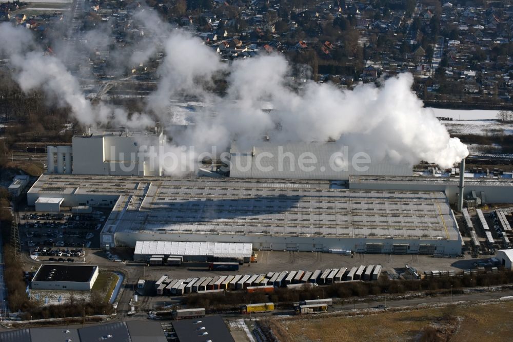 Brieselang von oben - Gebäude und Produktionshallen auf dem Werksgelände der RIGIPS GmbH in Brieselang im Bundesland Brandenburg