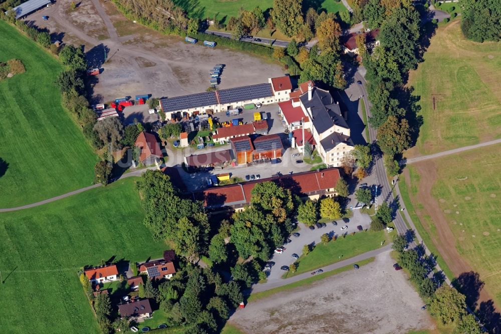 Luftaufnahme Tuntenhausen - Gebäude und Produktionshallen auf dem Werksgelände der Schlossbrauerei Maxlrain bei Tuntenhausen im Landkreis Rosenheim im Bundesland Bayern