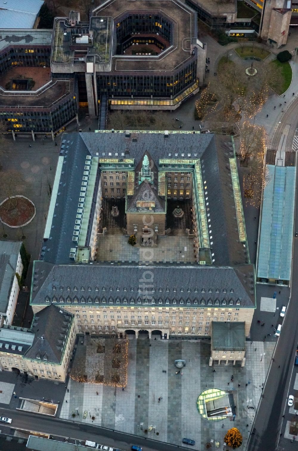 Bochum aus der Vogelperspektive: Gebäude des Rathaus von Bochum im Bundesland Nordrhein-Westfalen NRW