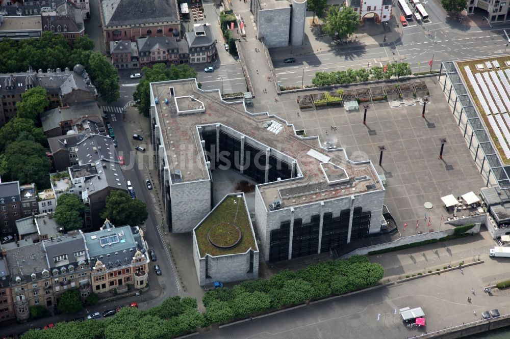 Mainz von oben - Gebäude des Rathaus am Rheinufer in Mainz im Bundesland Rheinland-Pfalz