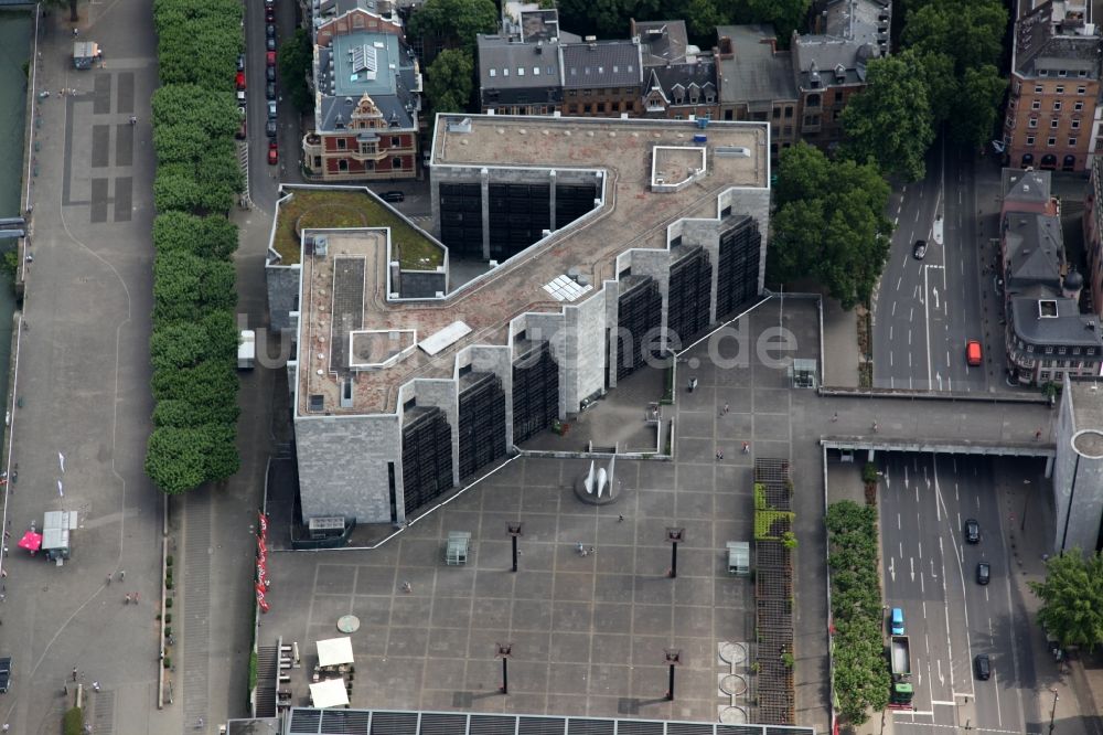 Mainz aus der Vogelperspektive: Gebäude des Rathaus am Rheinufer in Mainz im Bundesland Rheinland-Pfalz